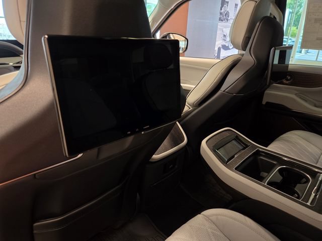 New 2027 Lincoln Navigator Black Label w/ Black Label Special Edition AWD/4WD image 18