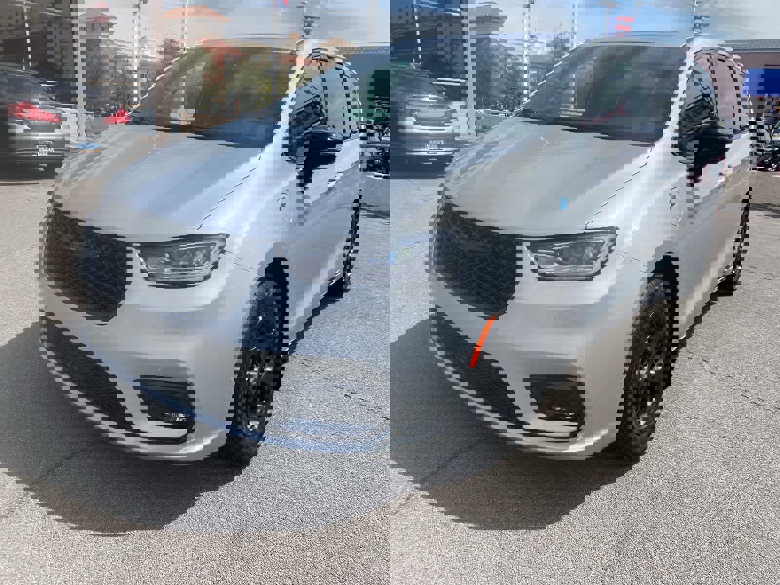 Used 2023 Chrysler Pacifica Limited w/ Uconnect Theater Family Group image 1