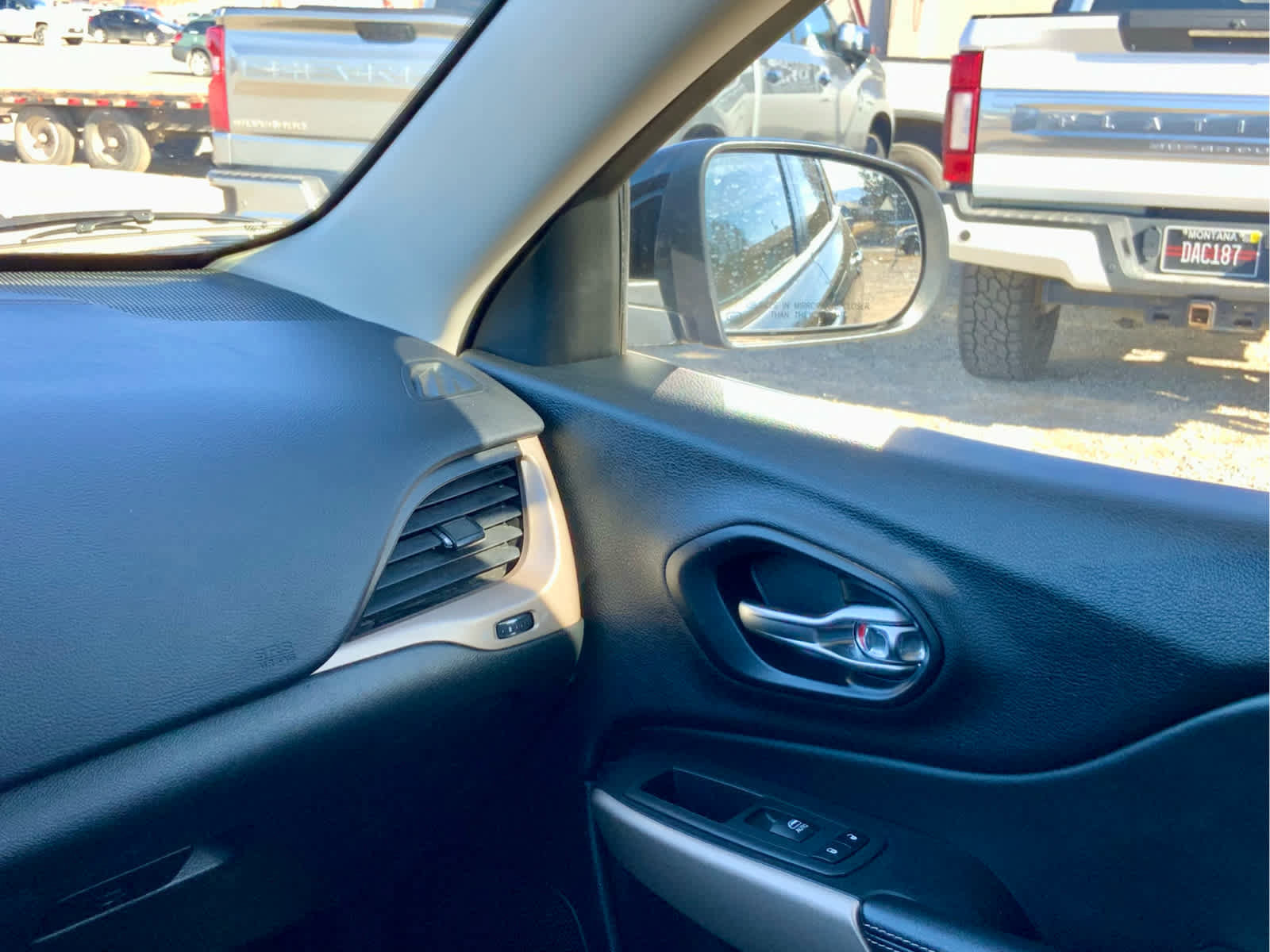 Used 2018 Jeep Cherokee Limited image 36