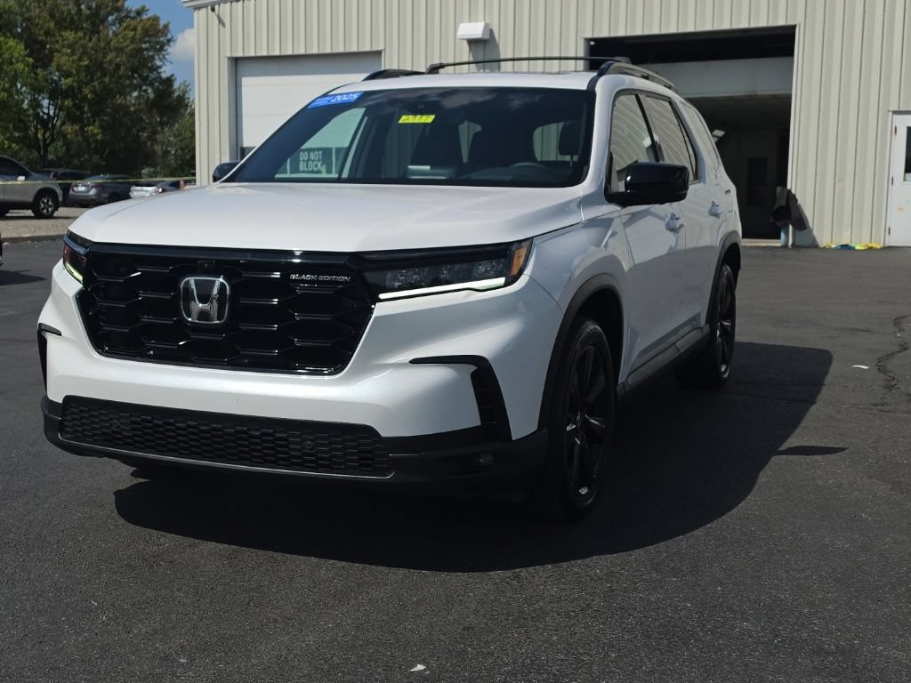 Certified 2025 Honda Pilot Black Edition image 3