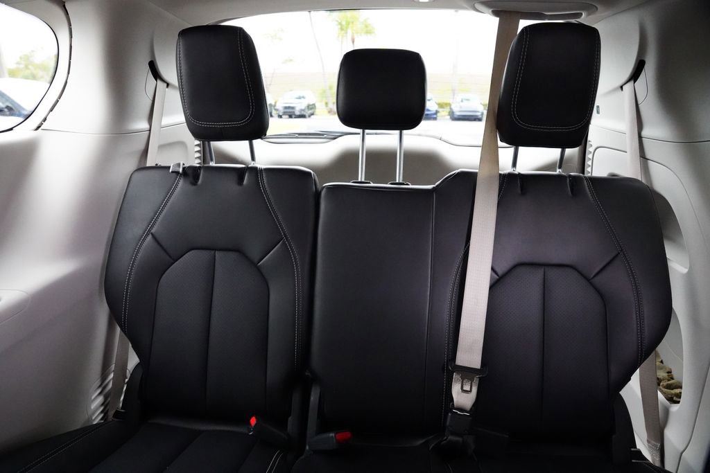 Used 2024 Chrysler Pacifica Touring-L image 27