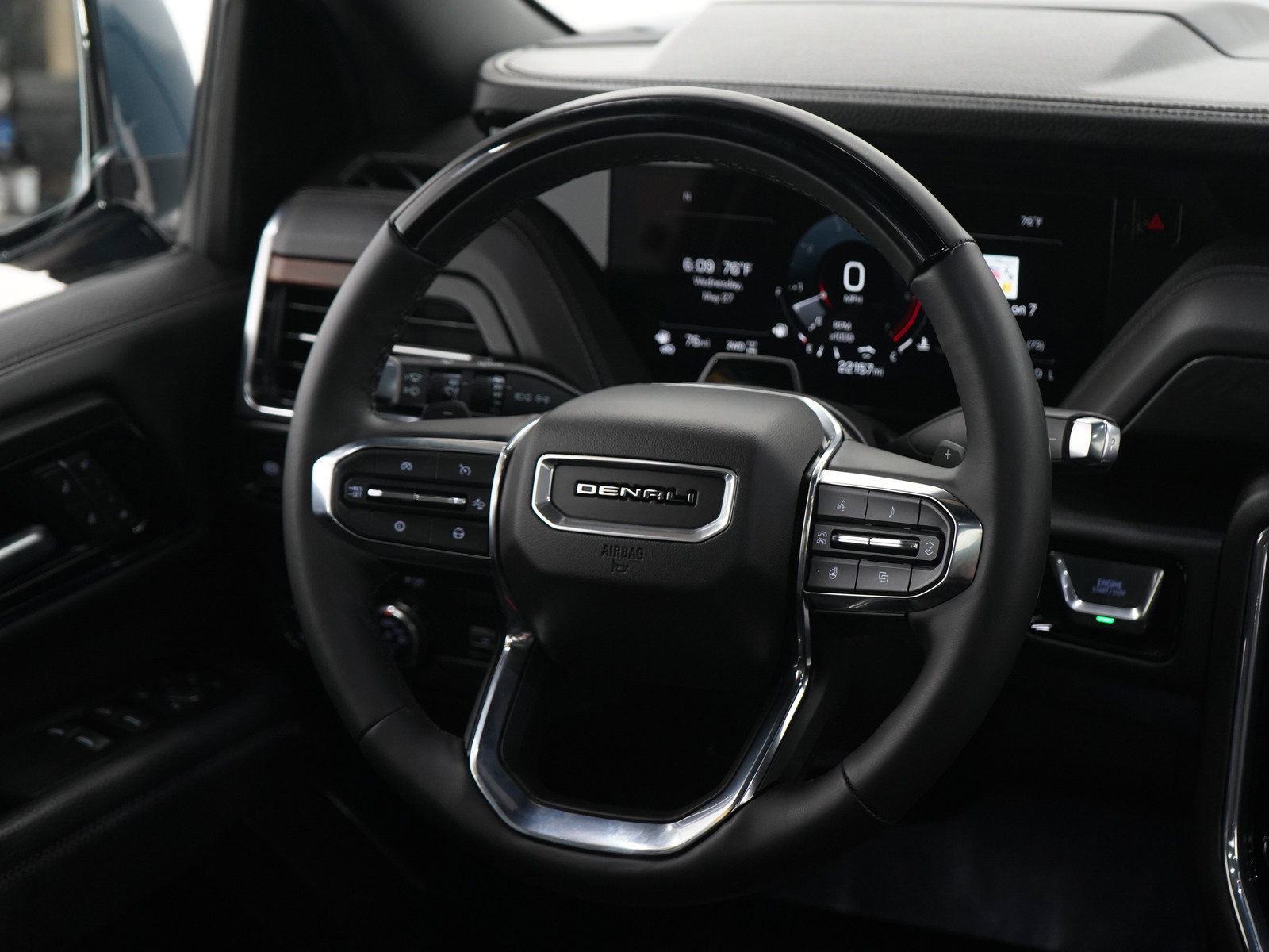 Used 2025 GMC Yukon XL Denali w/ Denali Reserve Package AWD/4WD image 16