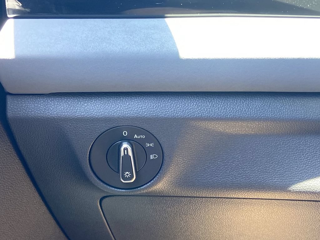 Used 2026 Volkswagen Jetta SE FWD image 13
