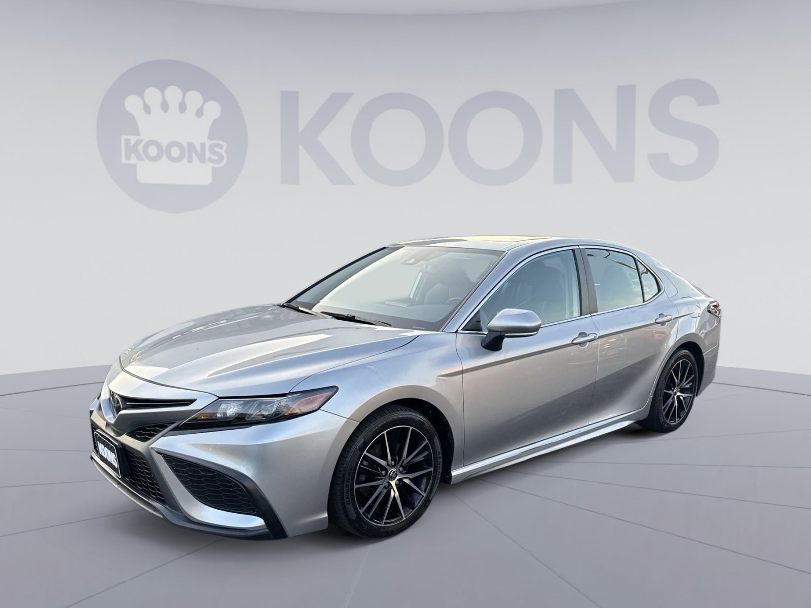 Used 2022 Toyota Camry SE w/ Cold Weather Package image 1