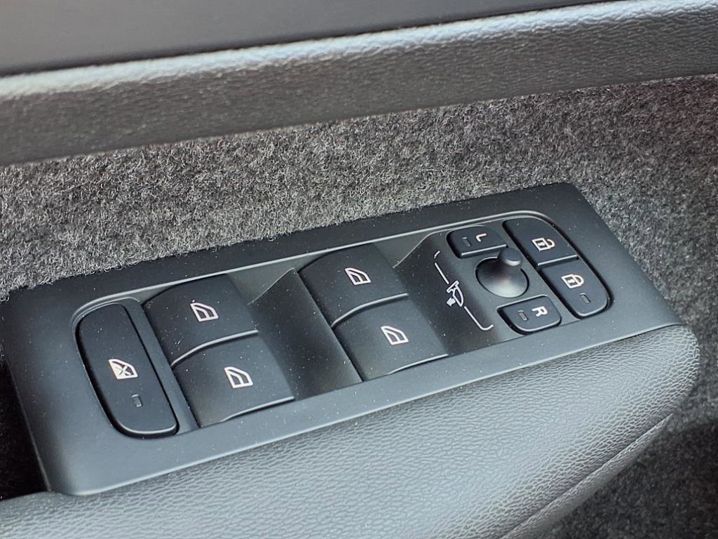 Used 2025 Volvo XC40 B5 Core image 20