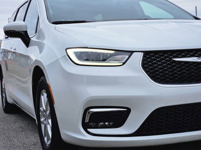 Used 2023 Chrysler Pacifica Touring-L image 9