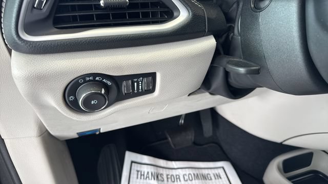 Used 2022 Chrysler Pacifica Touring-L FWD image 9