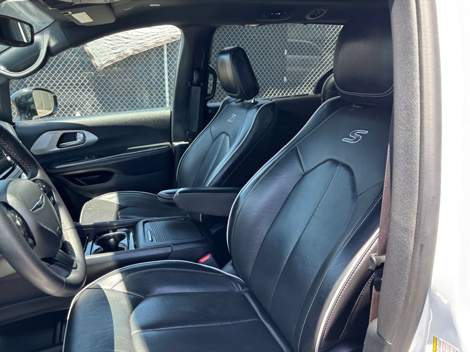Used 2025 Chrysler Pacifica Limited FWD image 28