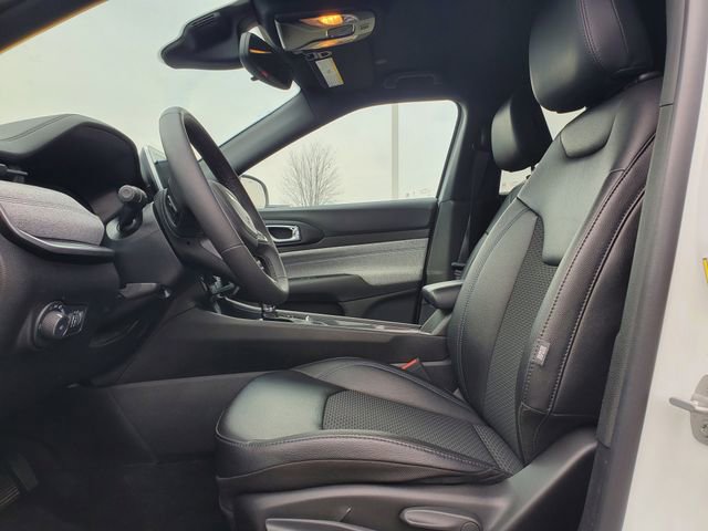 Used 2025 Jeep Compass Latitude AWD/4WD image 5