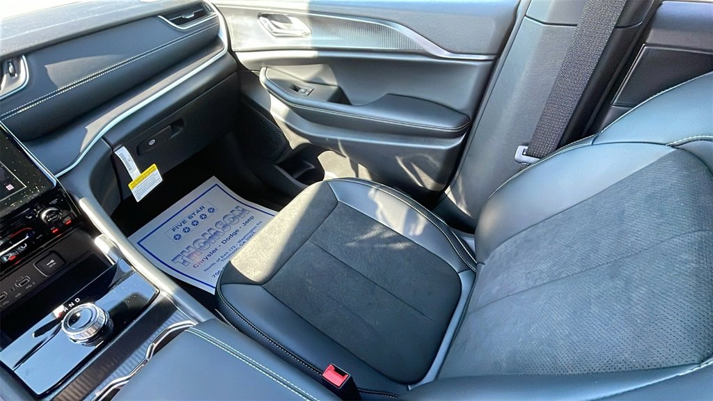 New 2025 Jeep Grand Cherokee Altitude image 14