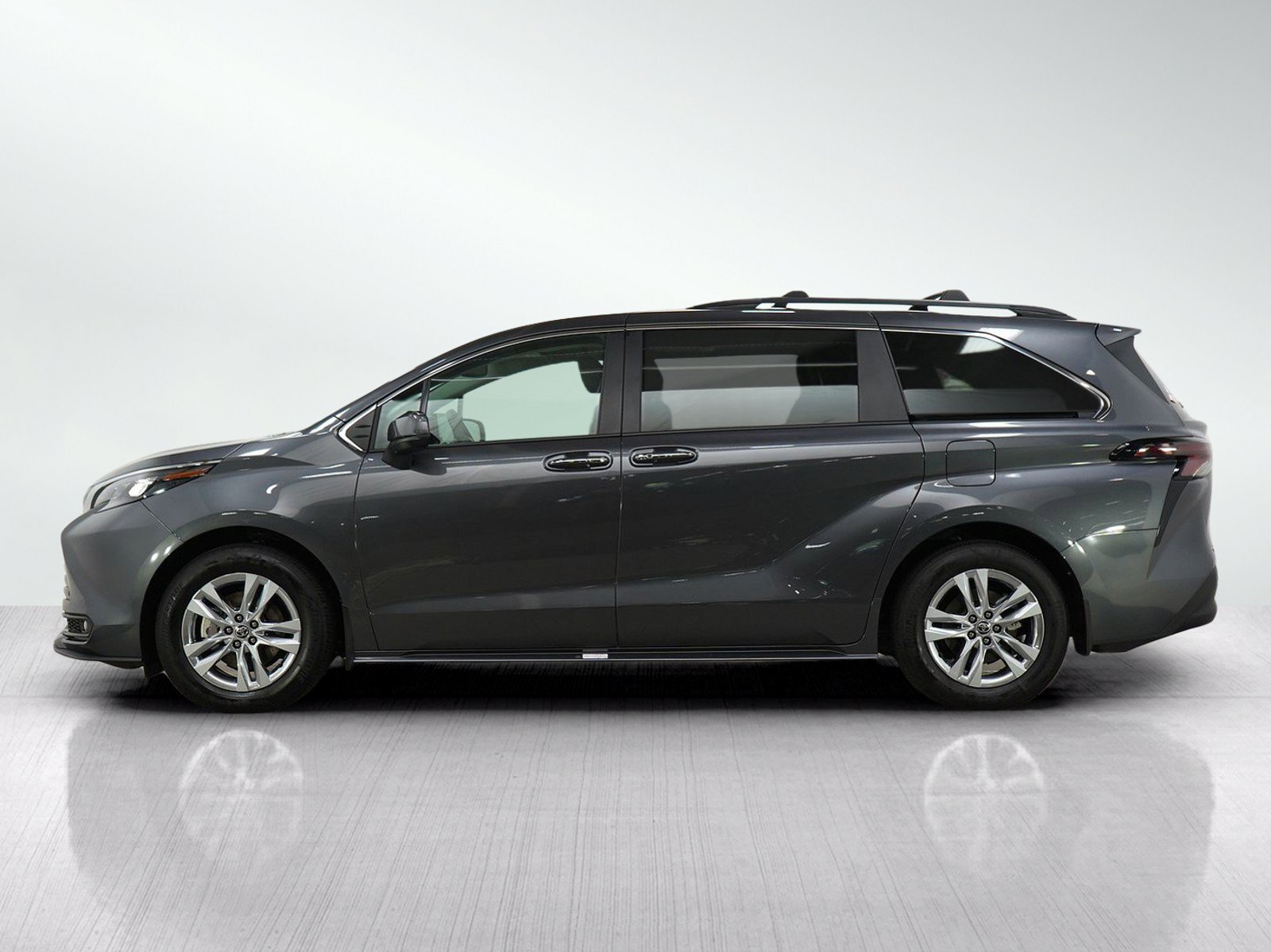 Used 2025 Toyota Sienna XLE w/ XLE Plus Package AWD/4WD image 2