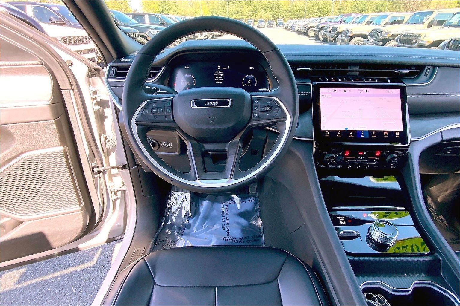 Certified 2025 Jeep Grand Cherokee Limited w/ Black Appearance Package AWD/4WD image 5