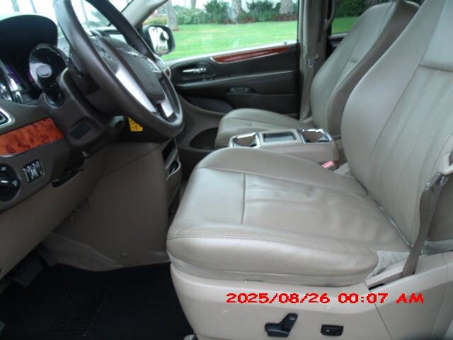 Used 2014 Chrysler Town & Country Touring image 14