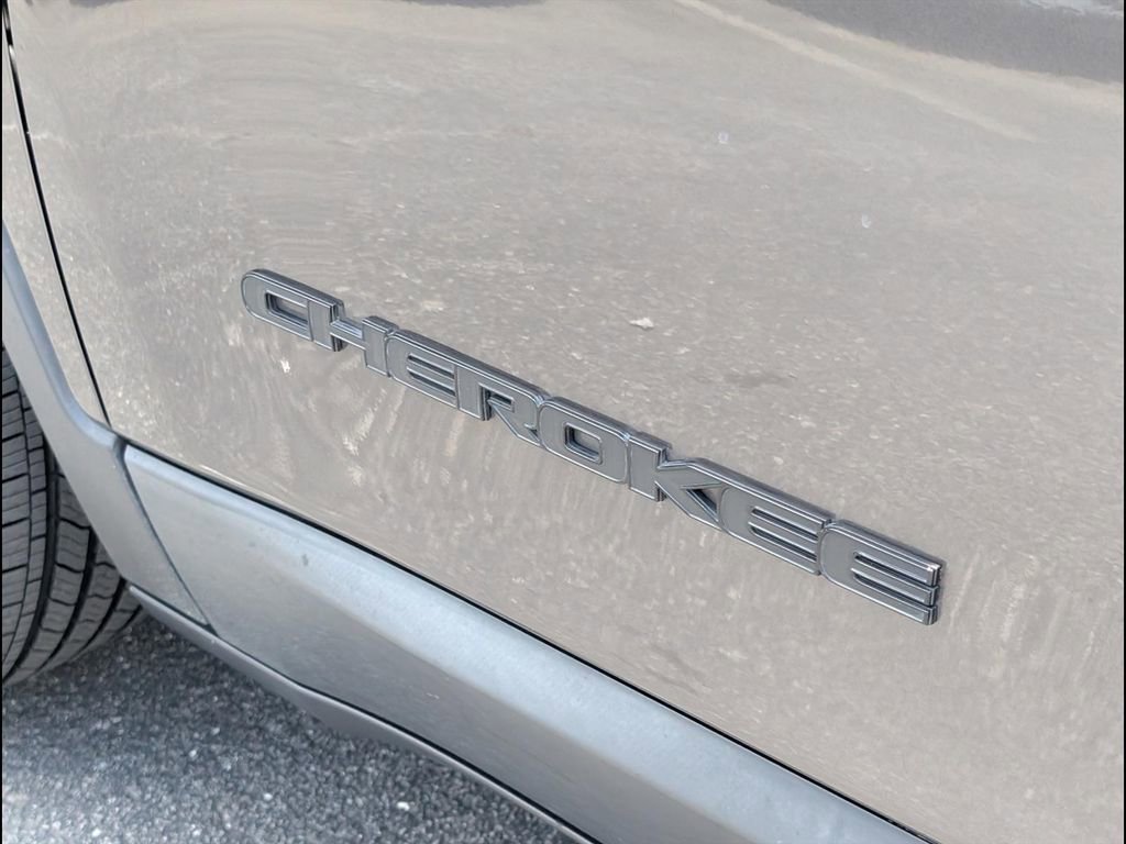 Used 2021 Jeep Cherokee Latitude Plus FWD image 20