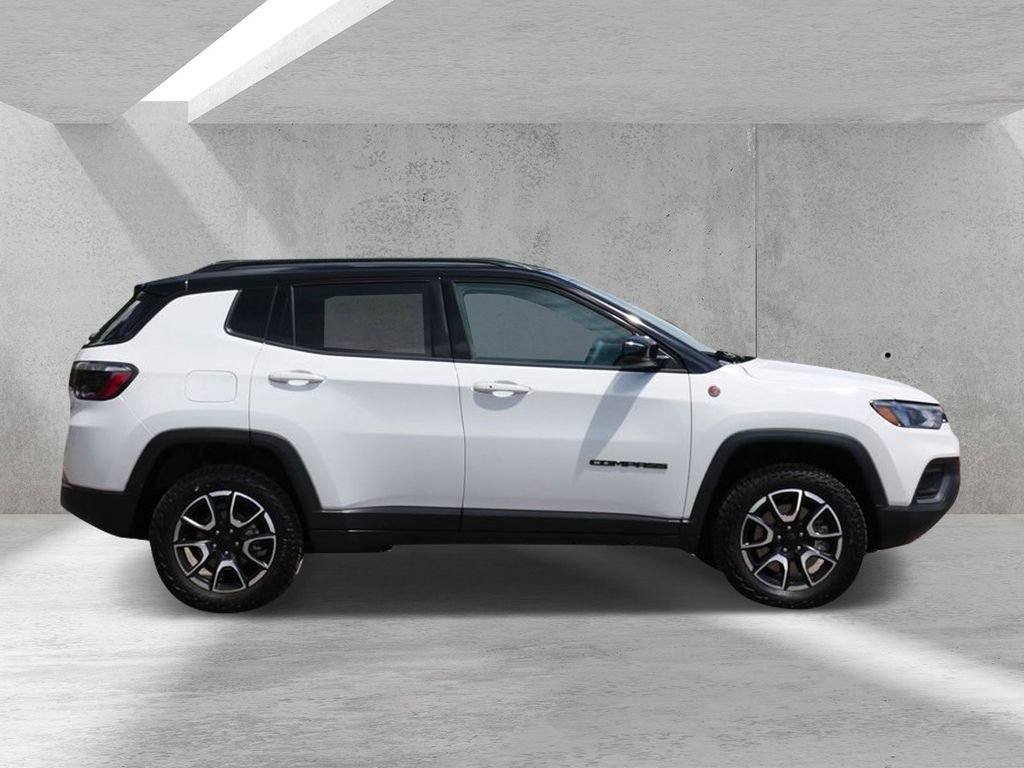 Used 2024 Jeep Compass Trailhawk AWD/4WD image 2