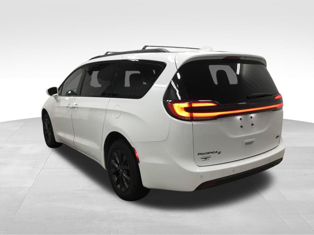 Used 2021 Chrysler Pacifica Touring-L w/ Uconnect Theater Family Group AWD/4WD image 14