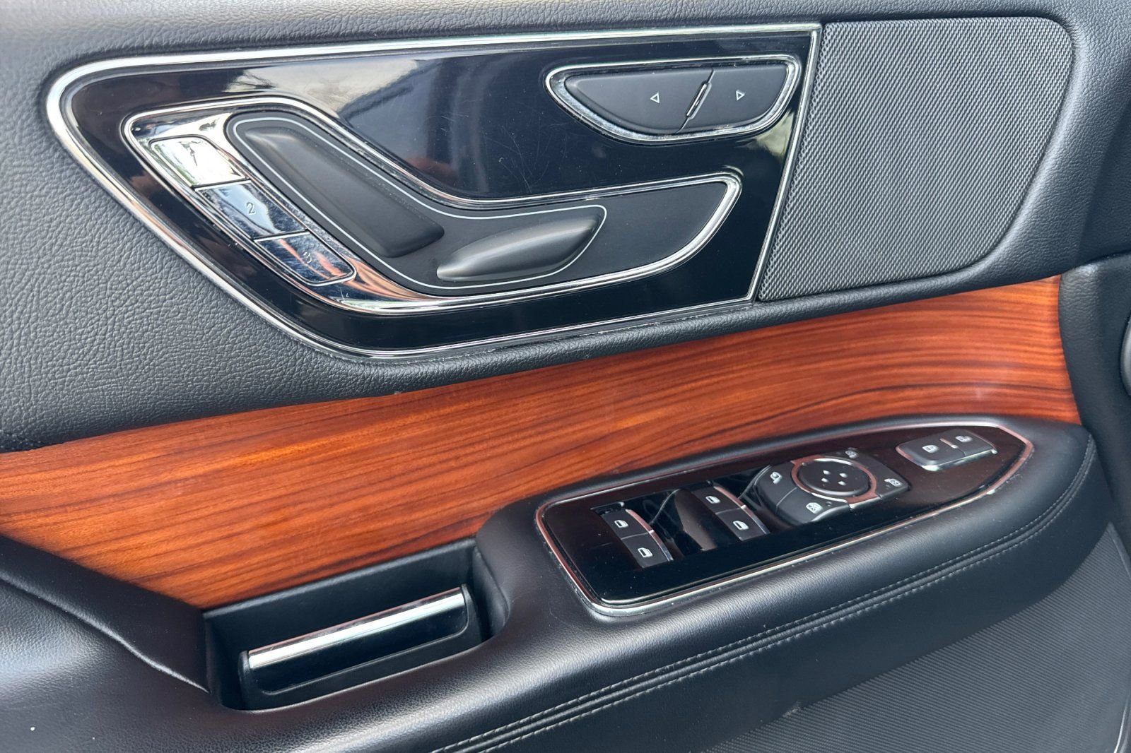 Used 2019 Lincoln Navigator L Select image 11