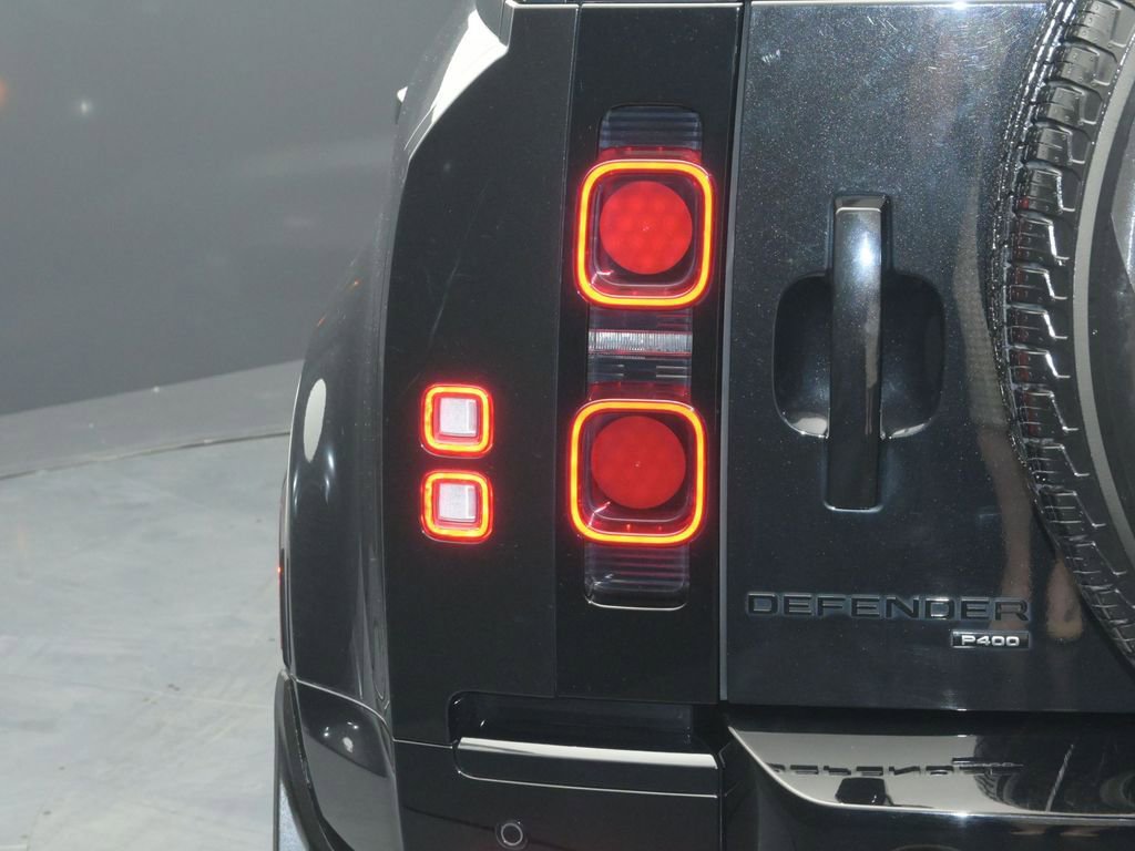 Used 2023 Land Rover Defender 110 X-Dynamic SE image 13