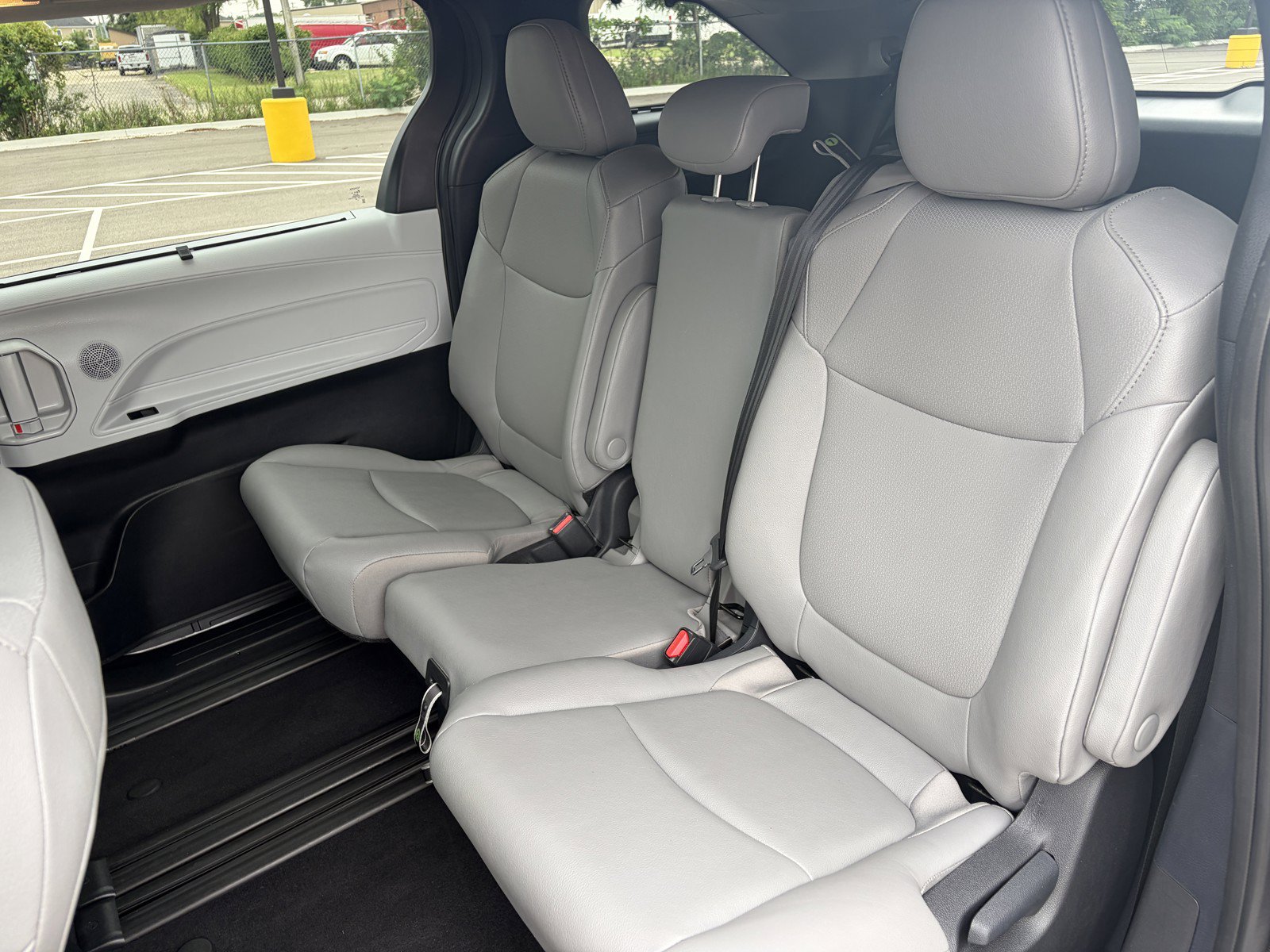 Used 2026 Toyota Sienna XLE FWD image 9