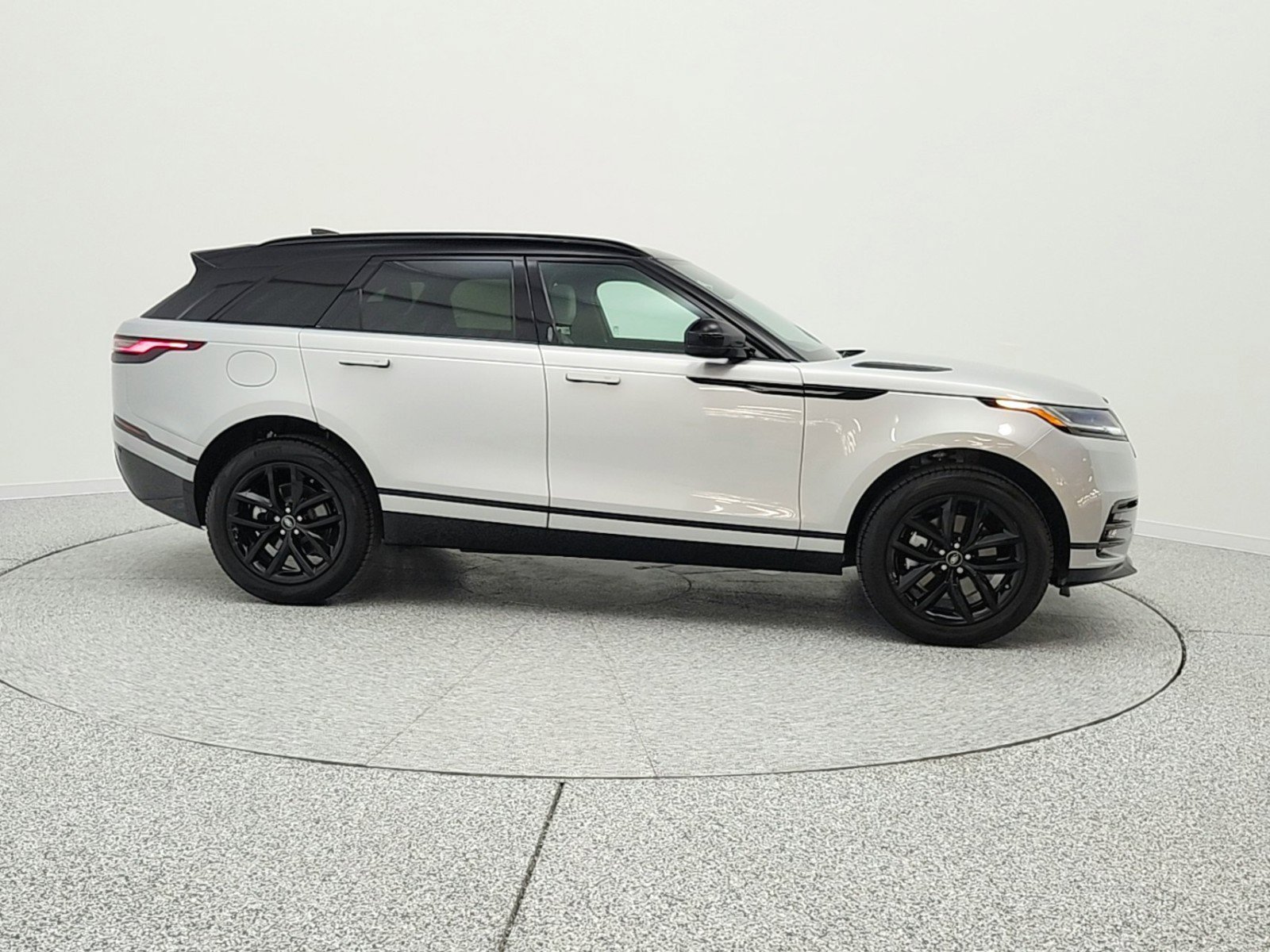 Used 2024 Land Rover Range Rover Velar Dynamic SE AWD/4WD image 4