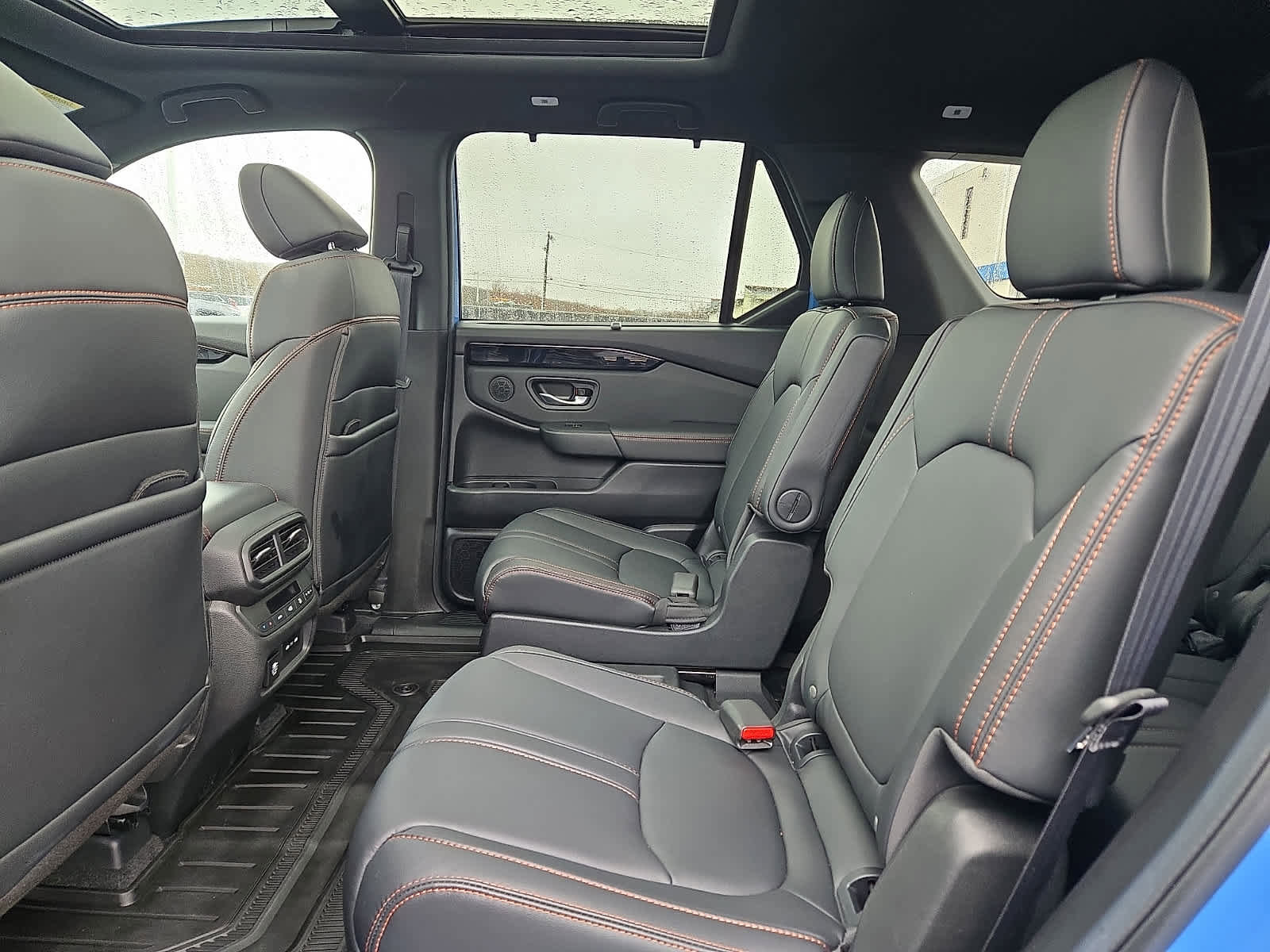 Used 2025 Honda Pilot TrailSport image 11