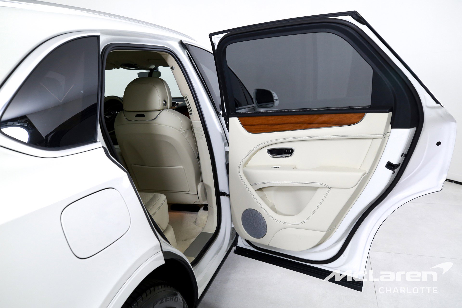 Used 2023 Bentley Bentayga Plug-In Hybrid image 22