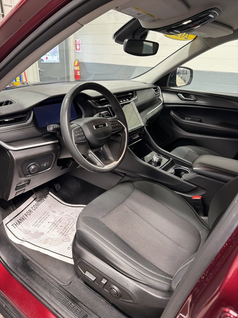 Used 2024 Jeep Grand Cherokee Laredo image 5