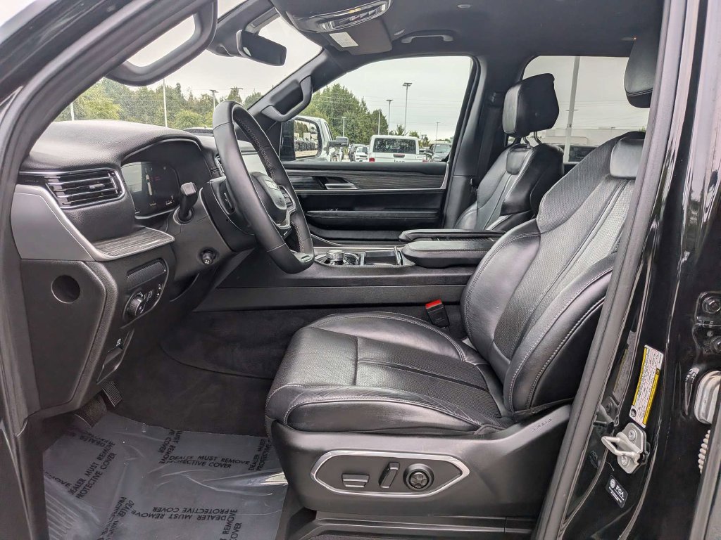 Used 2024 Jeep Wagoneer L Series II w/ Flexible Seating Group AWD/4WD image 20