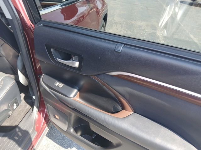 Used 2015 Toyota Highlander Limited image 31