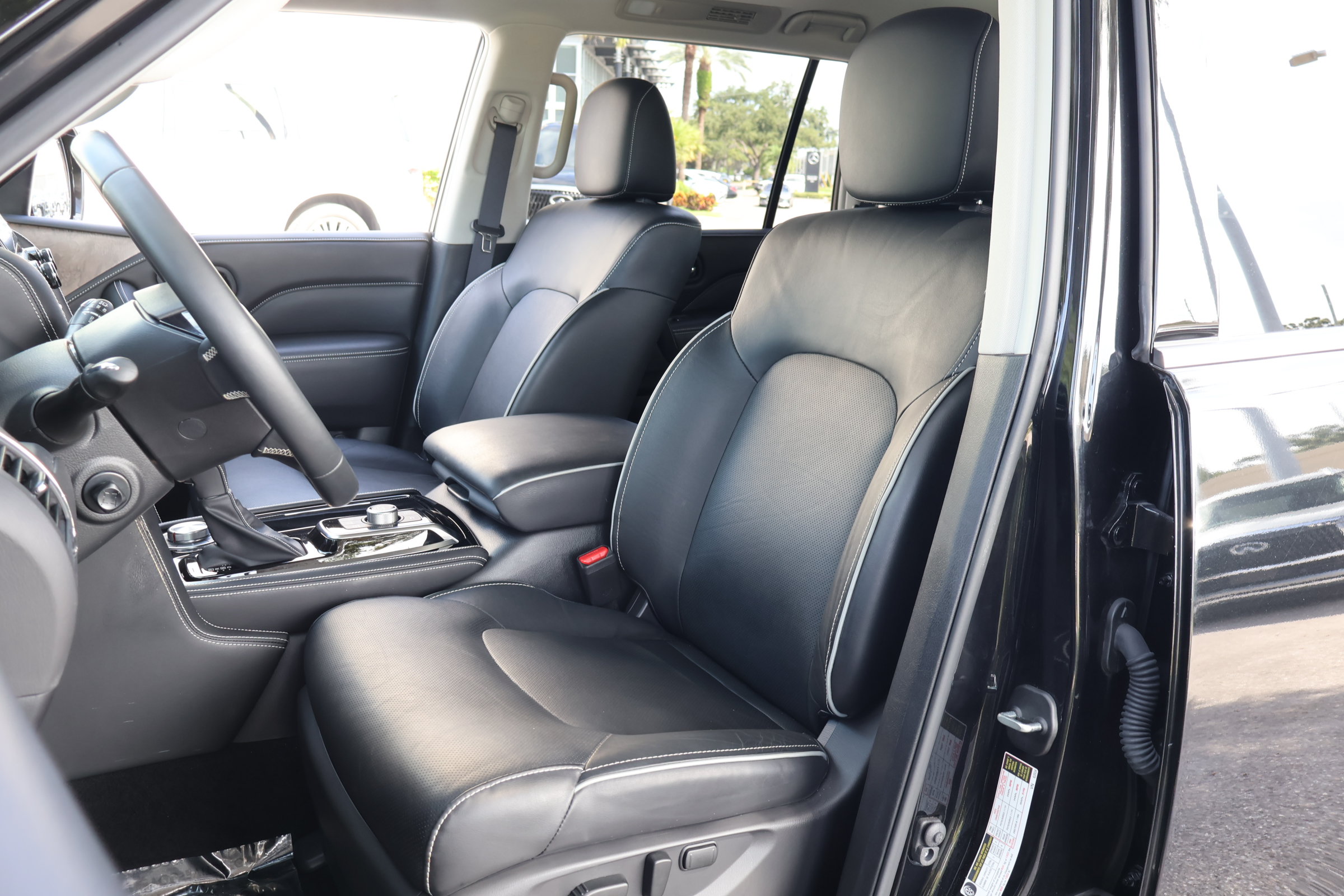 Used 2023 INFINITI QX80 Premium Select w/ Cargo Package AWD/4WD image 2