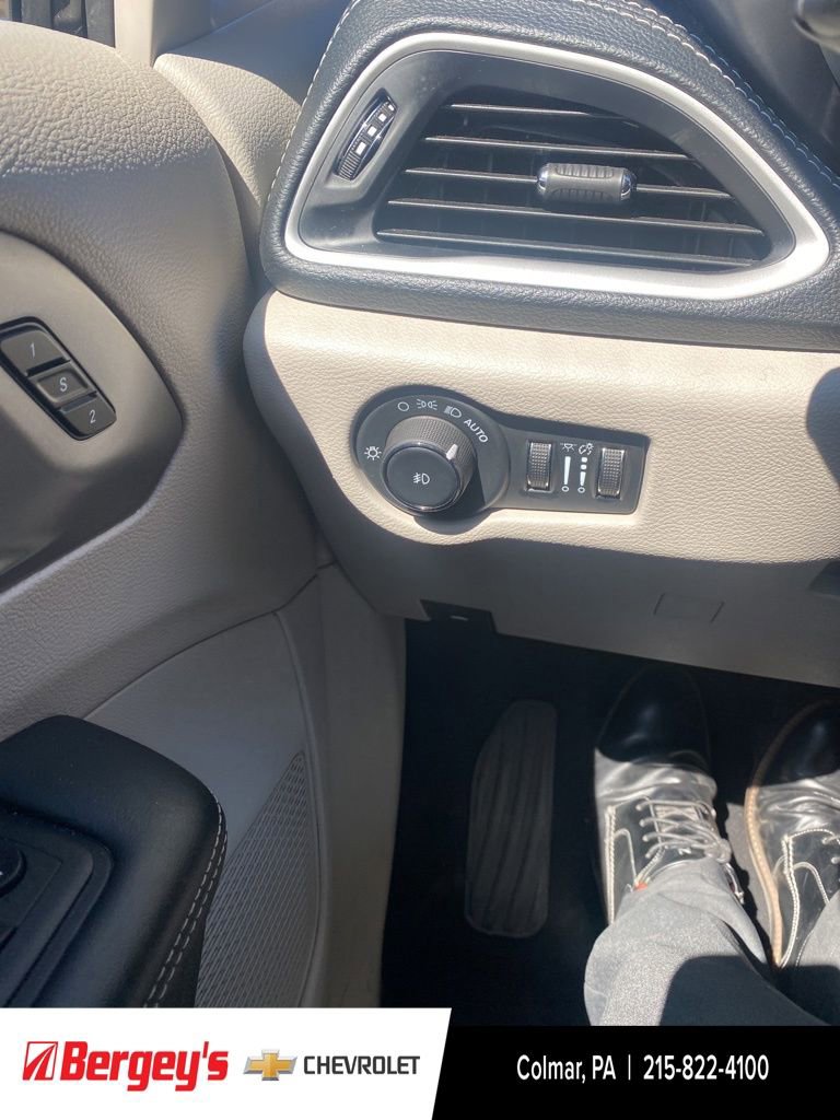 Used 2023 Chrysler Pacifica Touring-L image 43