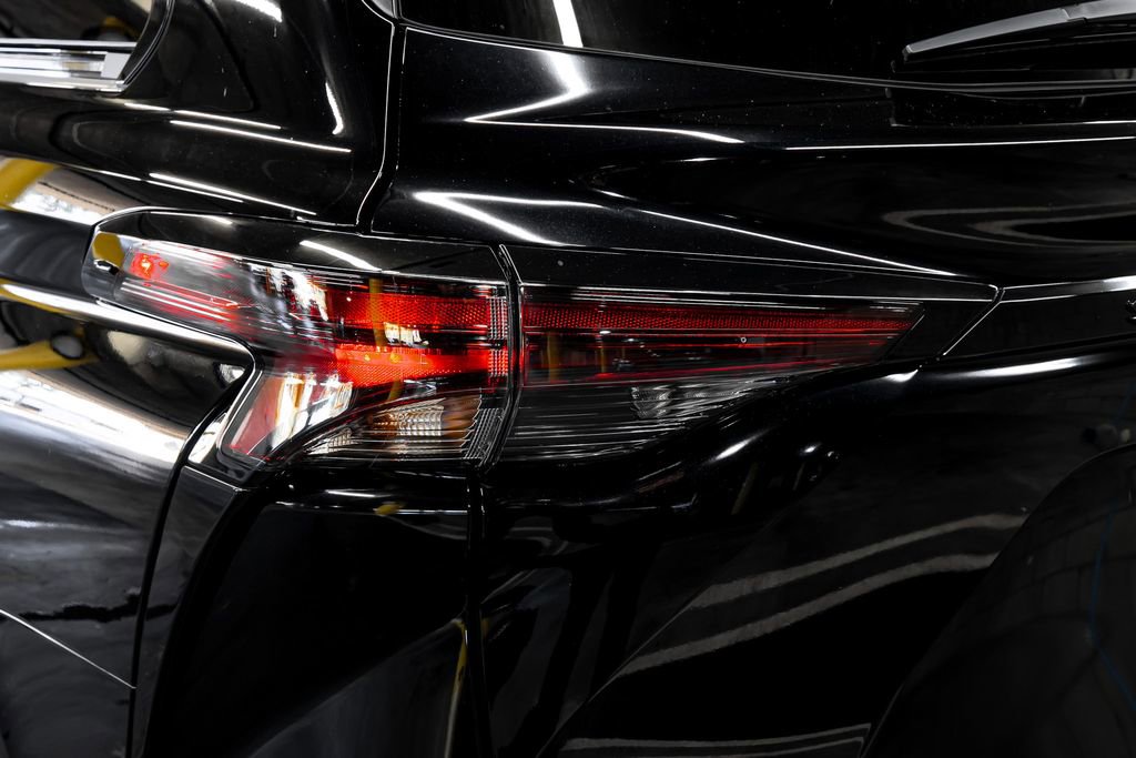 Used 2025 Toyota Sienna XLE Woodland Edition image 14