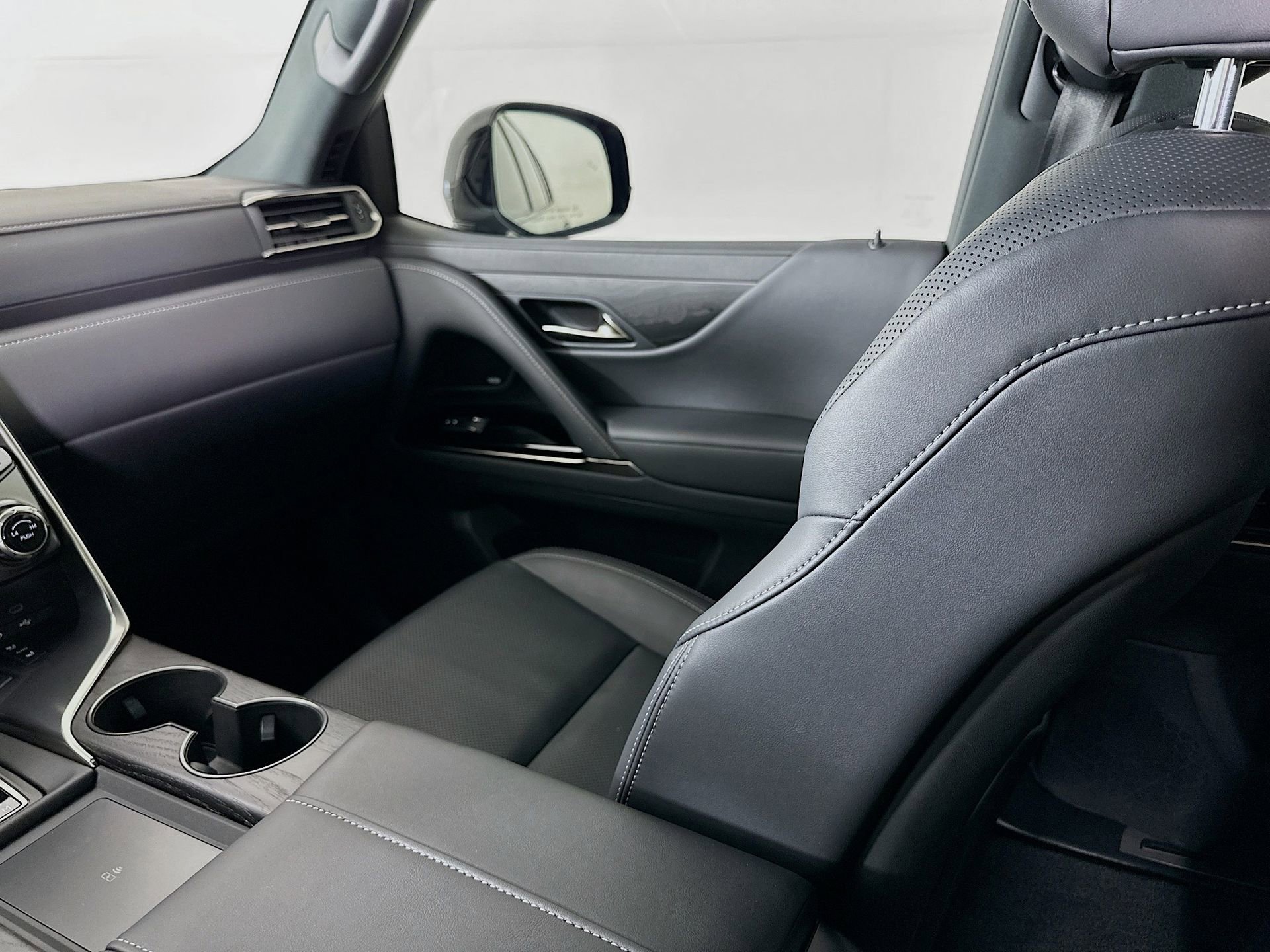 Used 2025 Lexus LX 700h Luxury image 26