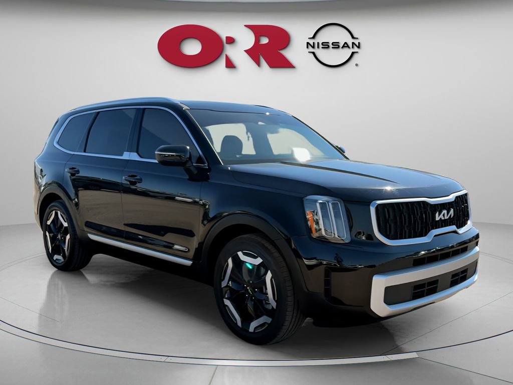 Used 2024 Kia Telluride EX w/ EX Captain's Chair Package image 3