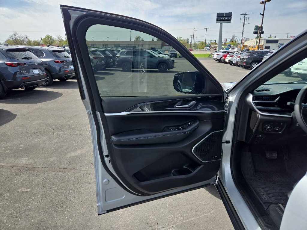 Used 2022 Jeep Grand Cherokee Trailhawk w/ Advanced Protech Group II AWD/4WD image 12