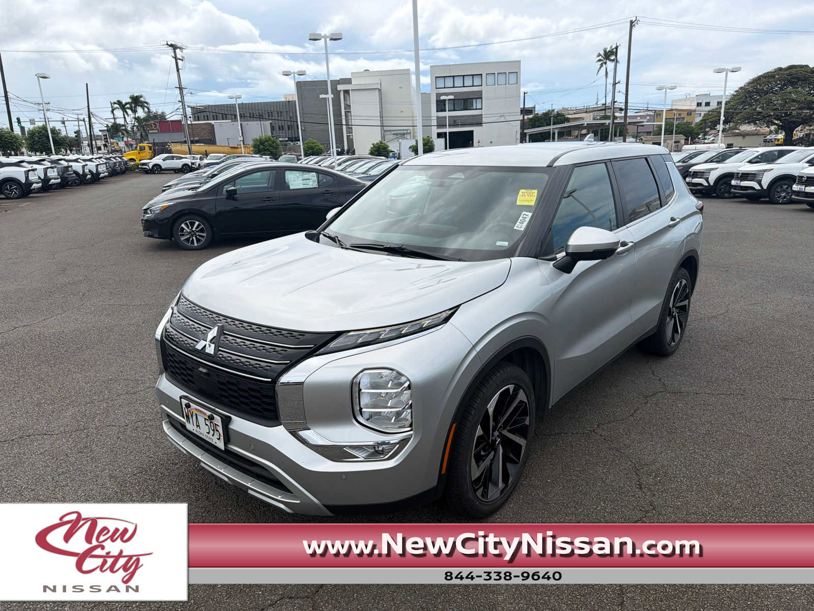 Used 2024 Mitsubishi Outlander SE image 1