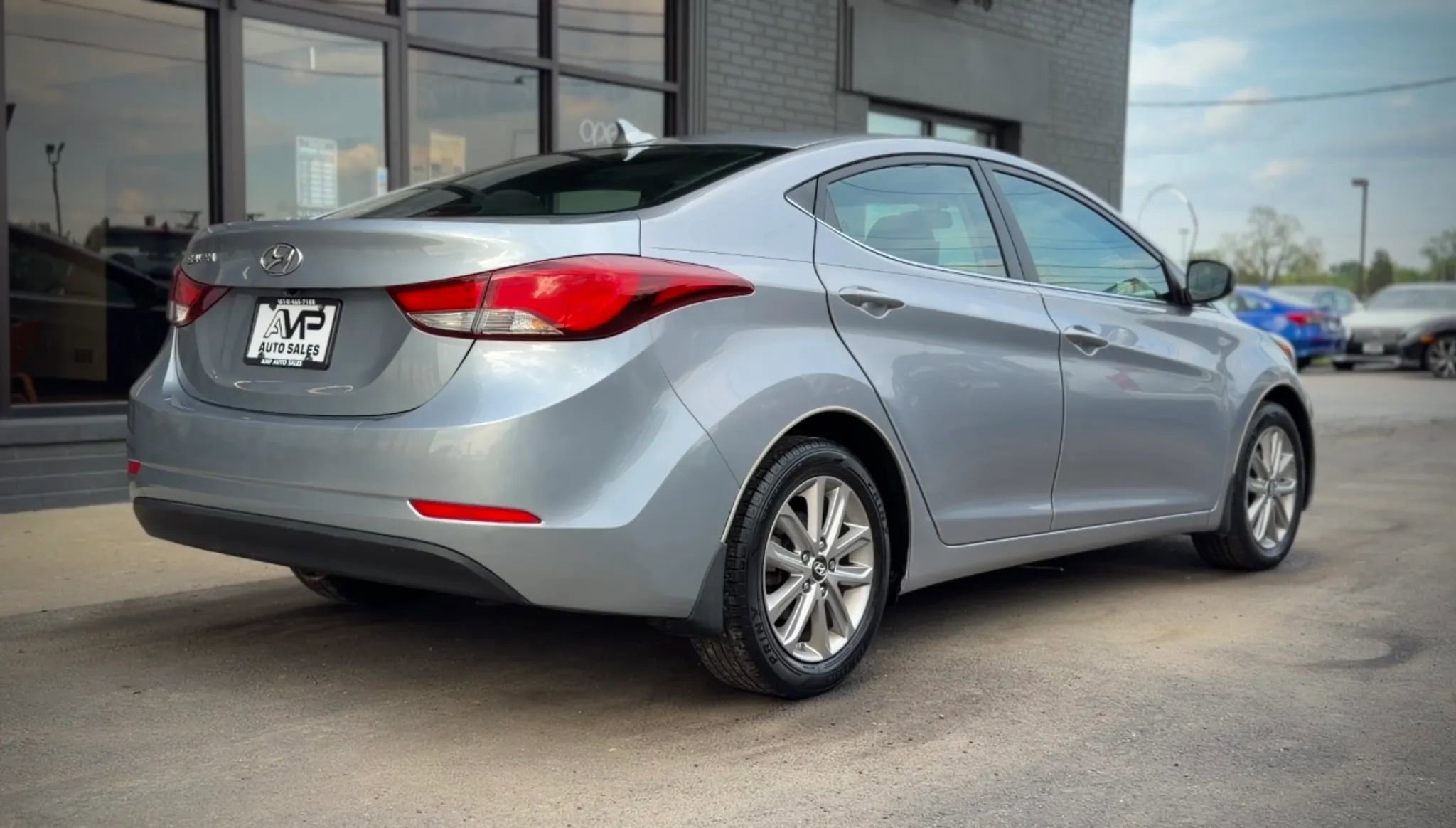 Used 2015 Hyundai Elantra SE w/ Option Group 03 FWD image 2