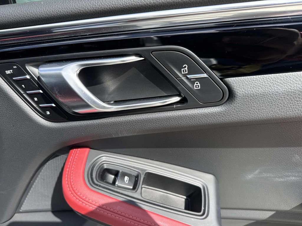 Certified 2025 Porsche Macan image 20