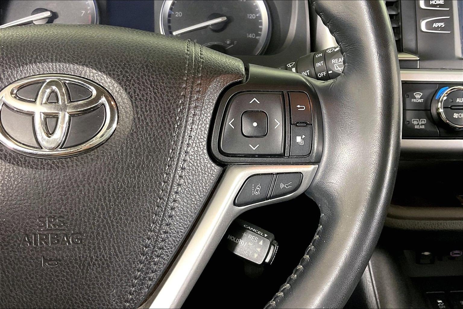 Used 2019 Toyota Highlander XLE AWD/4WD image 17