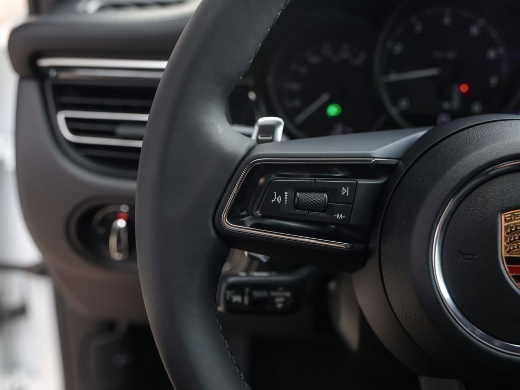 Certified 2025 Porsche Macan AWD/4WD image 16