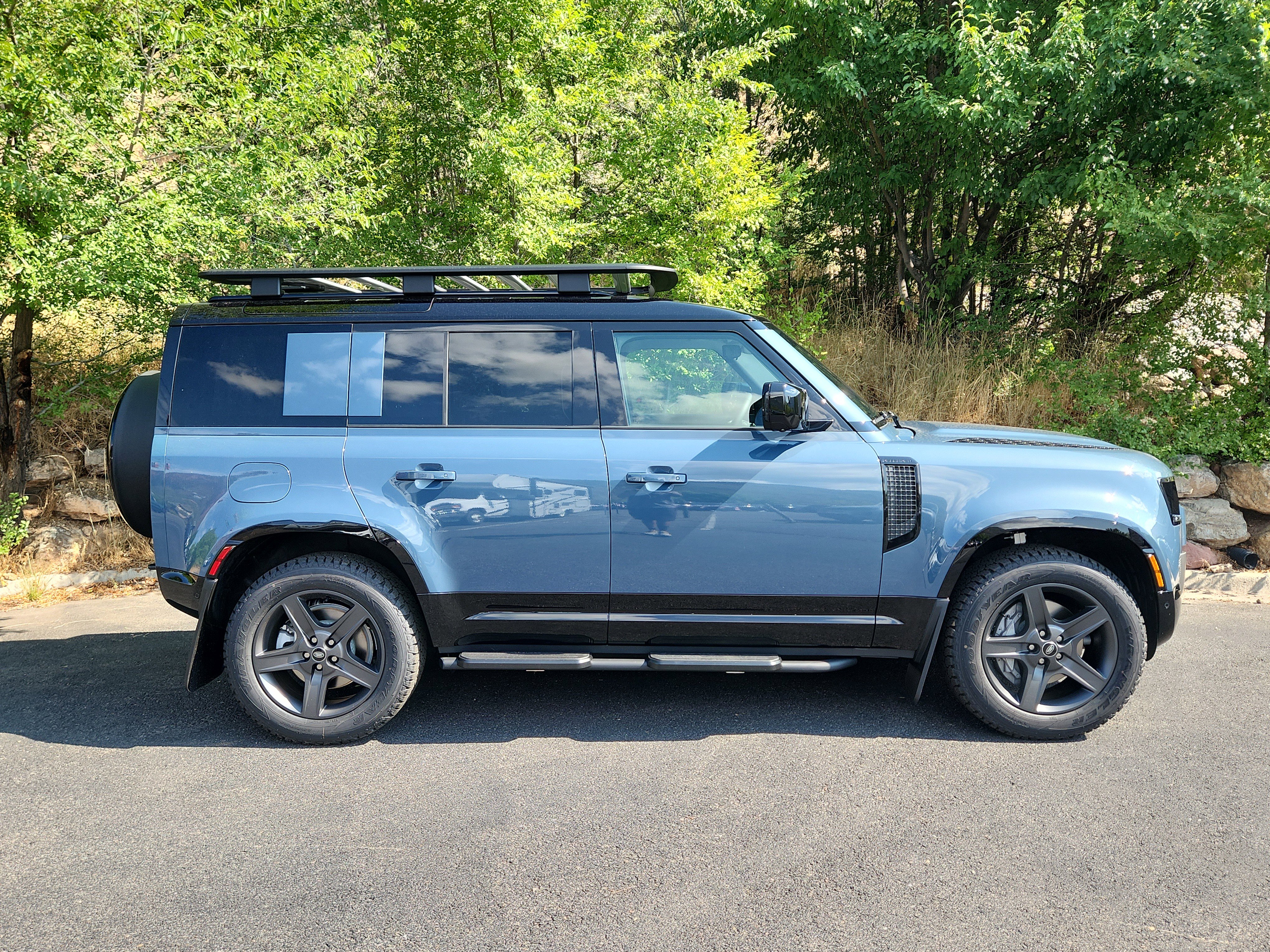 New 2025 Land Rover Defender 110 X-Dynamic SE image 2