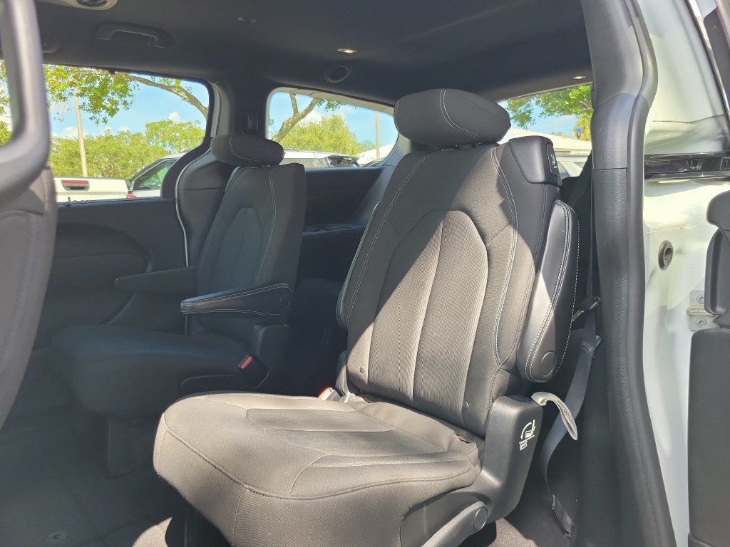 Used 2018 Chrysler Pacifica Touring Plus w/ S Appearance Package FWD image 9