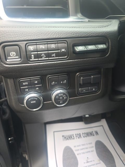 Used 2024 GMC Yukon XL Denali w/ Advanced Technology Package image 17