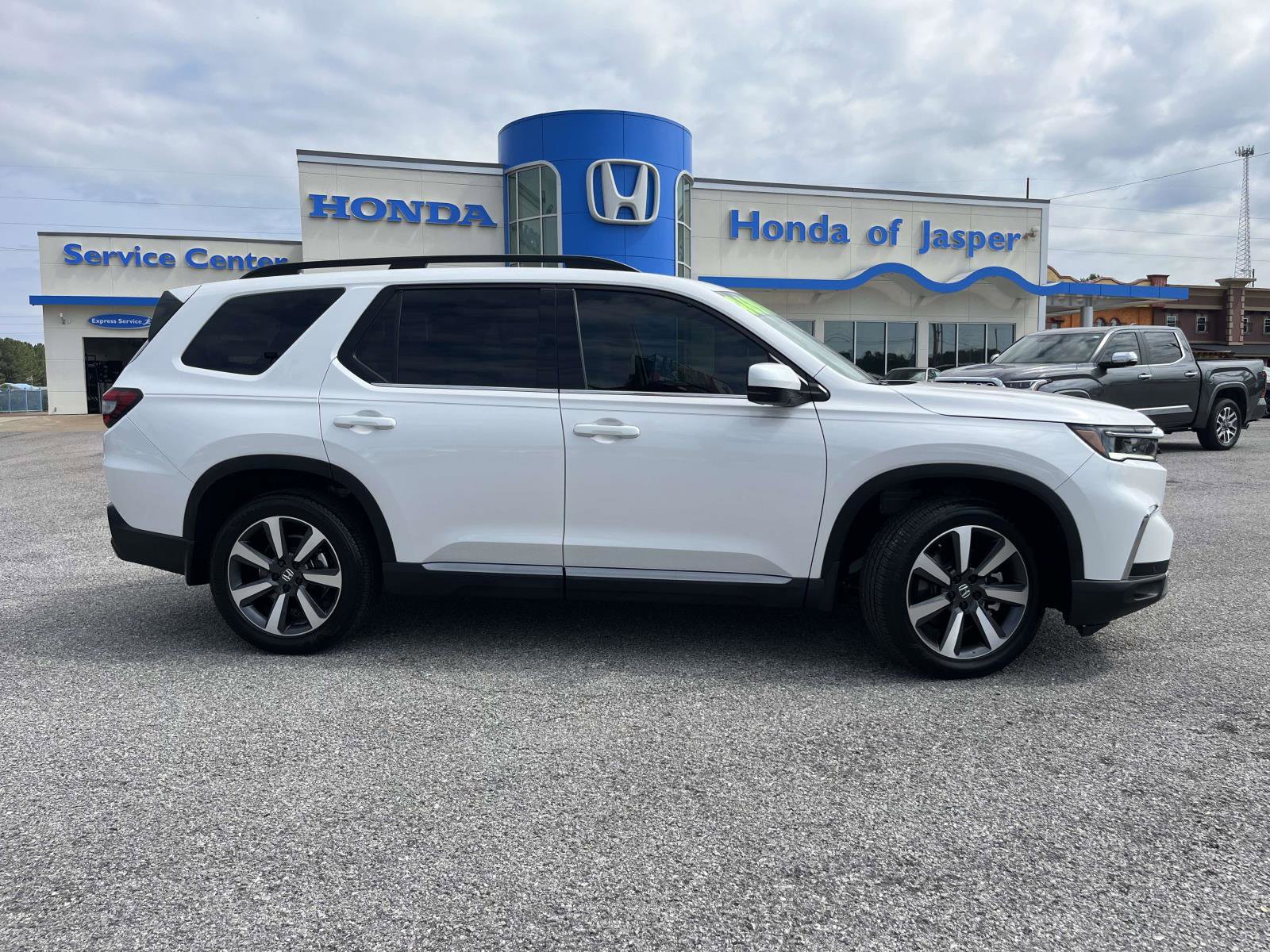 Used 2025 Honda Pilot Touring image 3