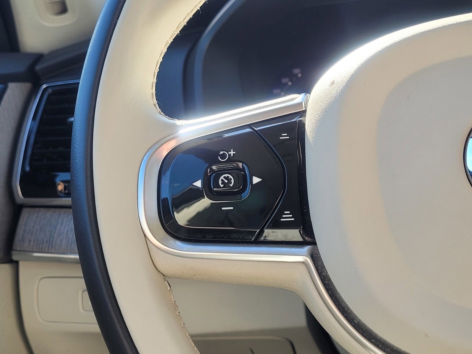 Certified 2023 Volvo XC90 B6 Plus w/ Protection Package Premier AWD/4WD image 21