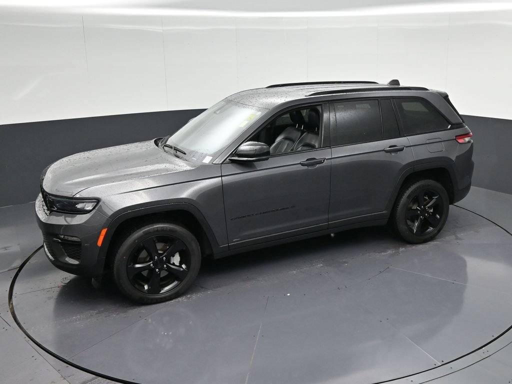 Used 2024 Jeep Grand Cherokee Limited w/ Black Appearance Package AWD/4WD image 29