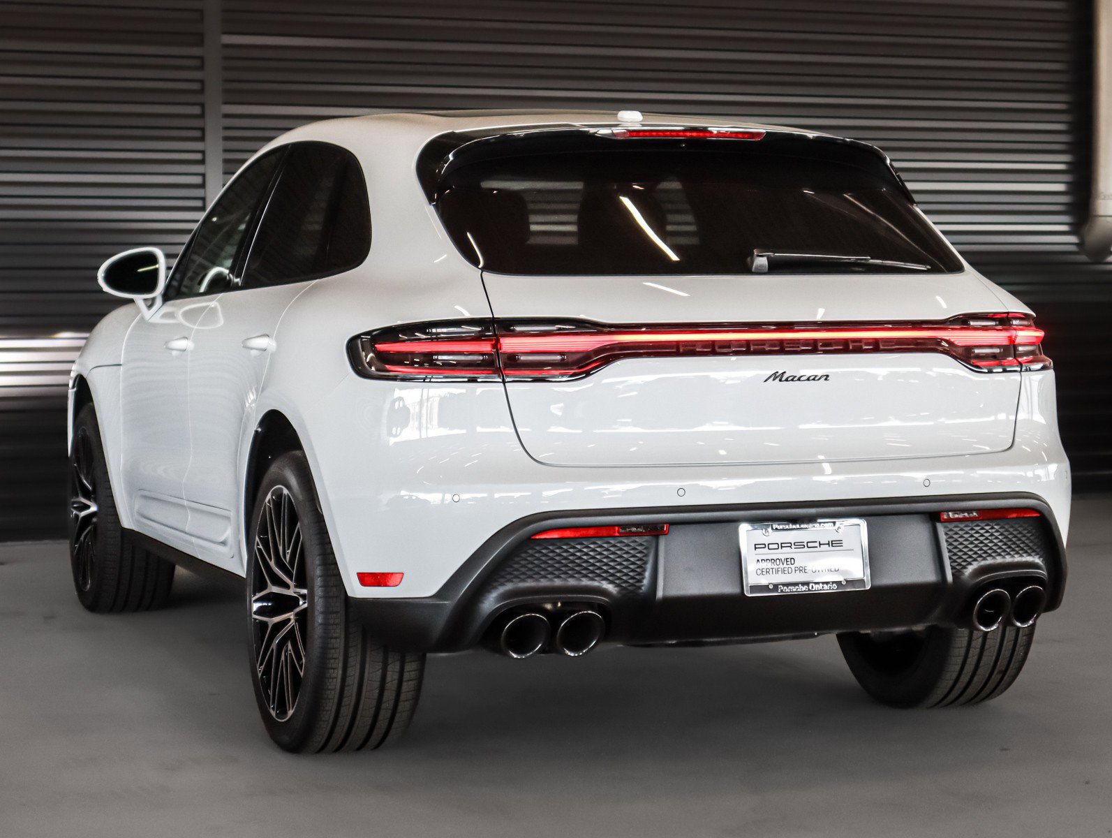 Certified 2025 Porsche Macan image 3