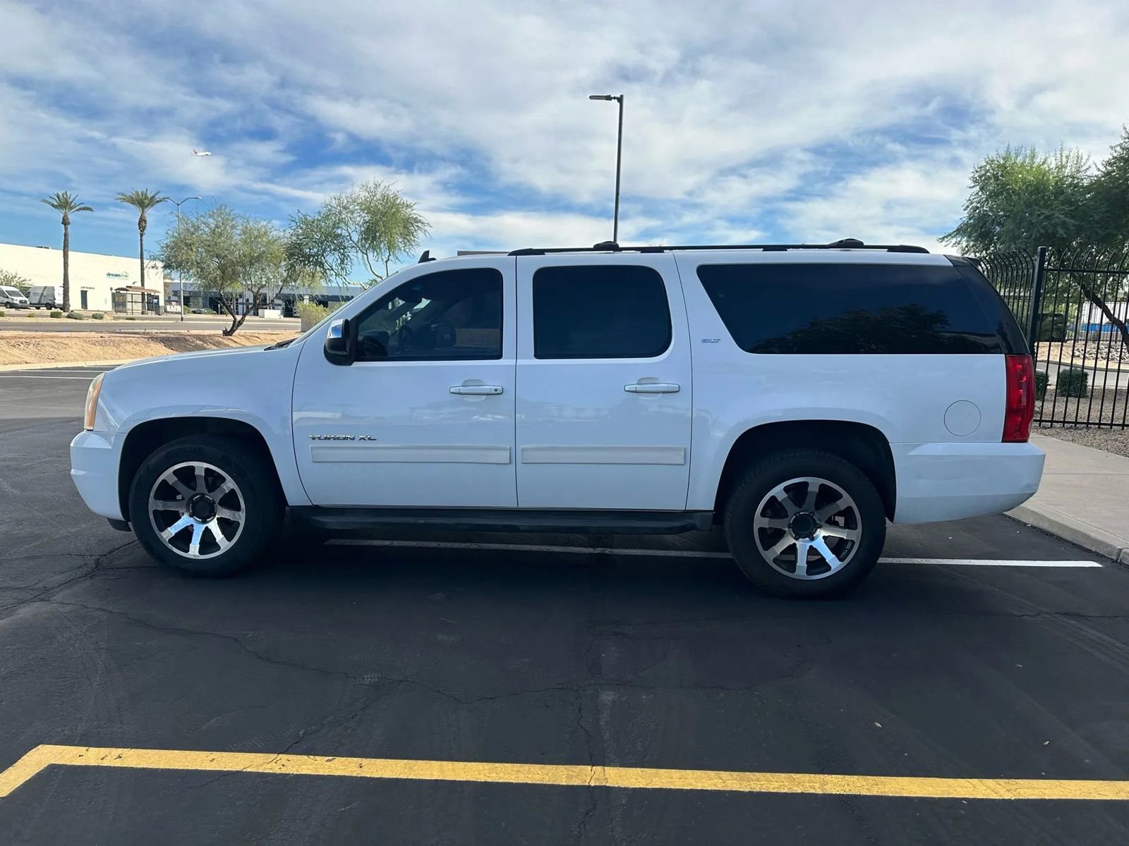 Used 2011 GMC Yukon XL SLT w/ SLT-2 Equipment Package image 6