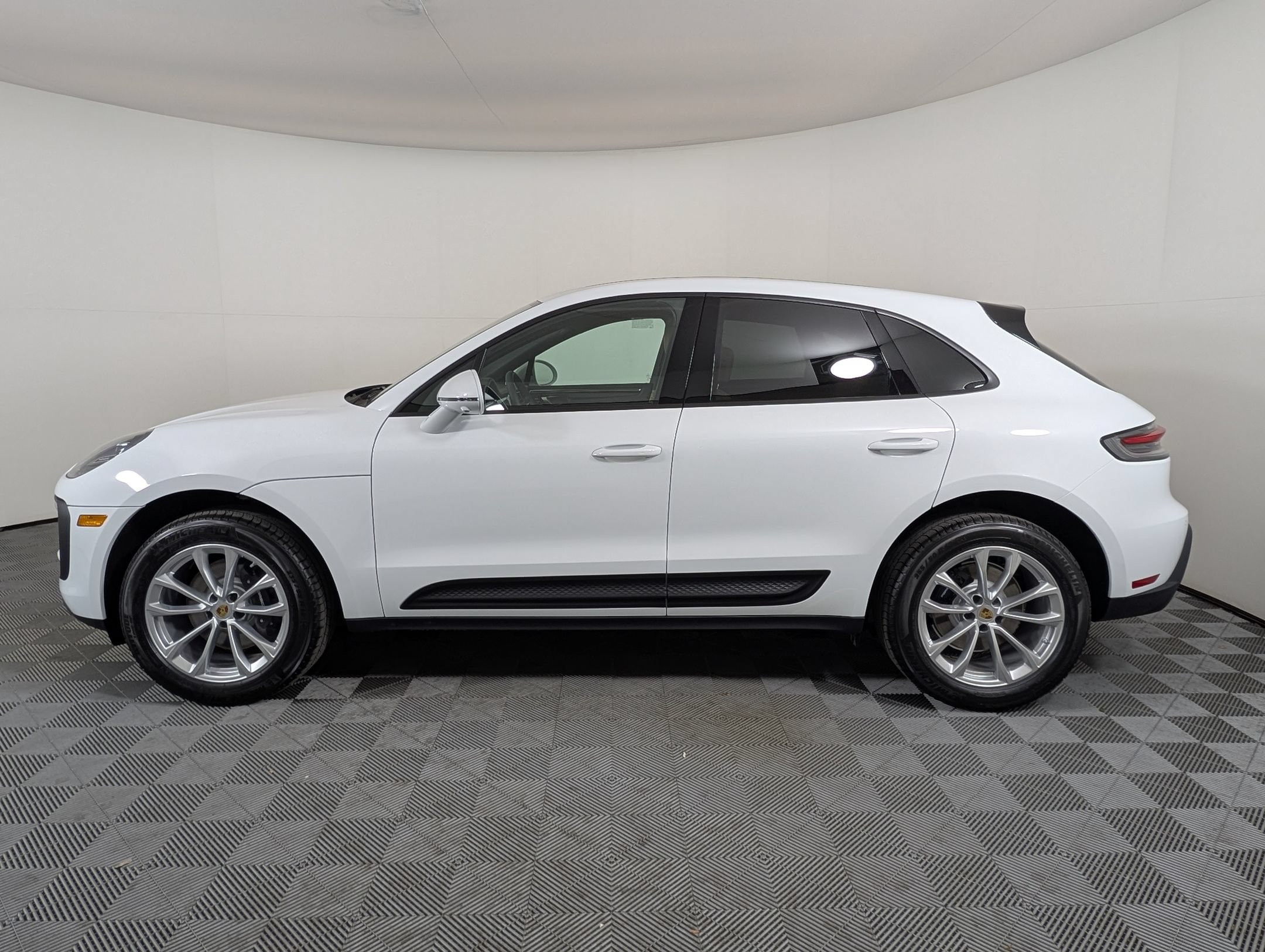 Certified 2026 Porsche Macan AWD/4WD image 2