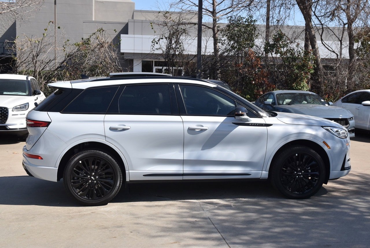 New 2026 Lincoln Corsair Reserve w/ Jet Appearance Package FWD image 5